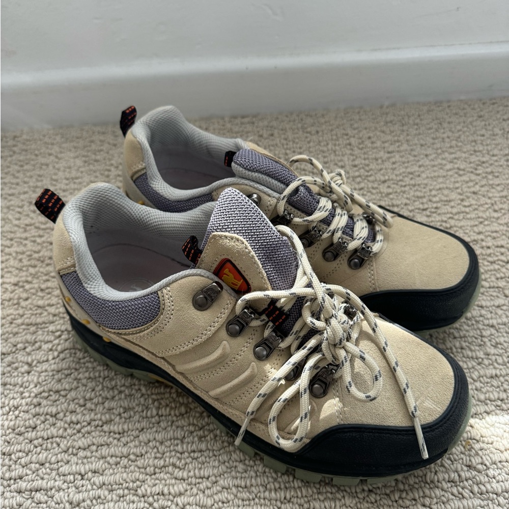Hiking boots, worn once, great condition